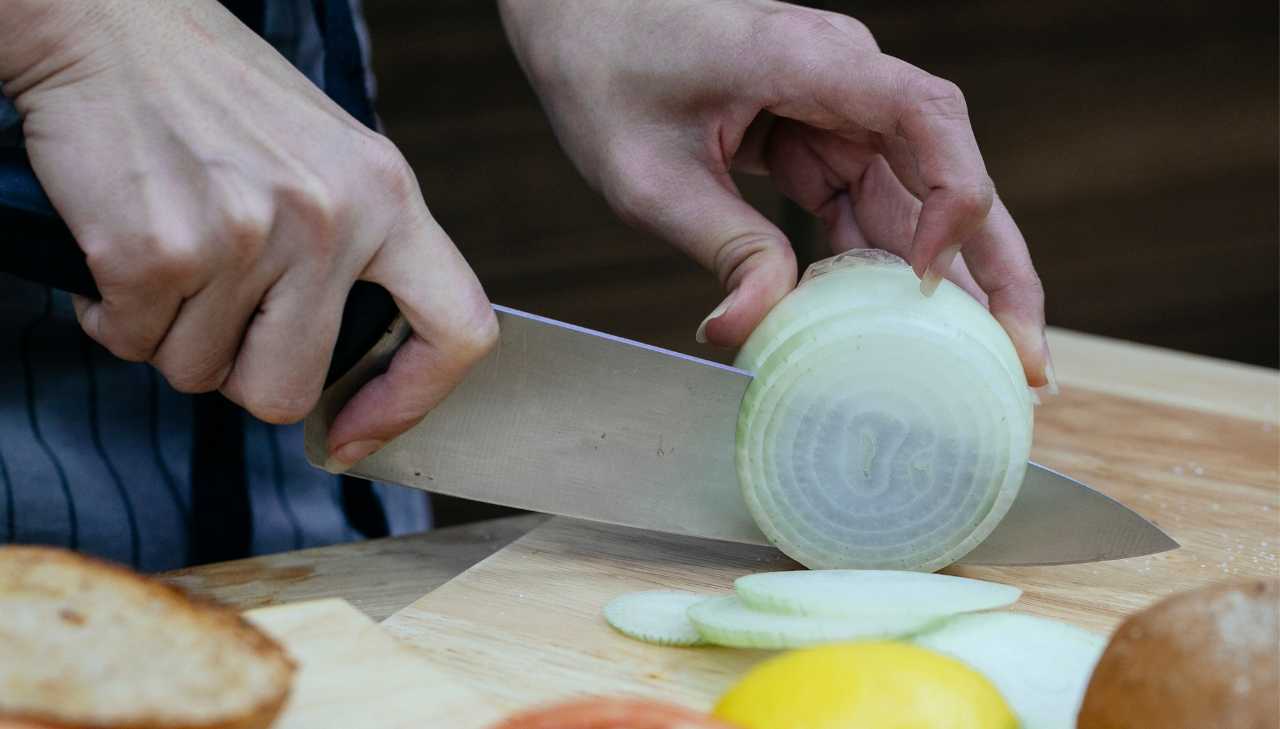 Come tagliare la cipolla senza lacrimare