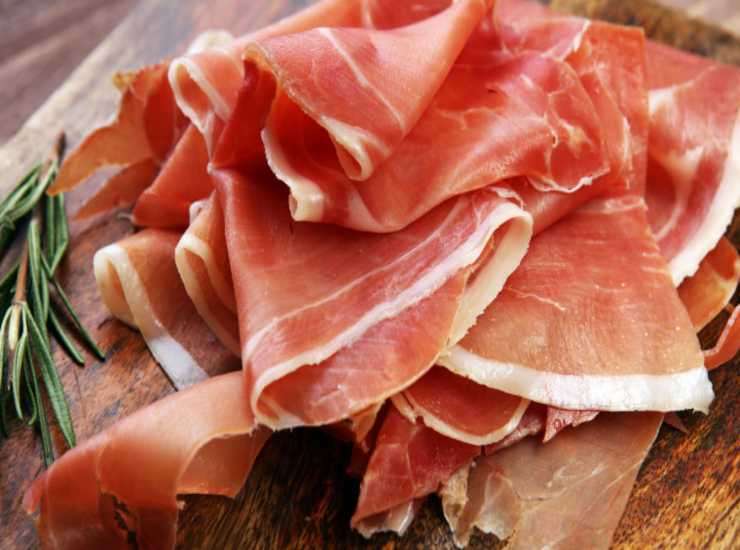 Prosciutto crudo aperto nel frigo? Prendi del petto di pollo e del pangrattato, hai preparato la cena in un battibaleno. Foto di ricettasprint