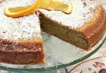 Soffice torta caprese alle arance, servila con una pallina di gelato al cioccolato, stupirai tutti