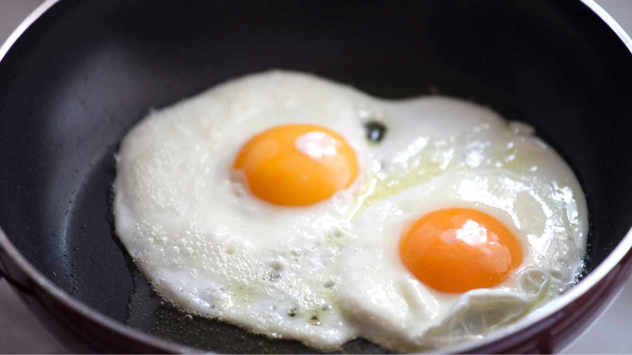Uova al tegamino, il piatto super semplice che in molti sbagliano a prepare  