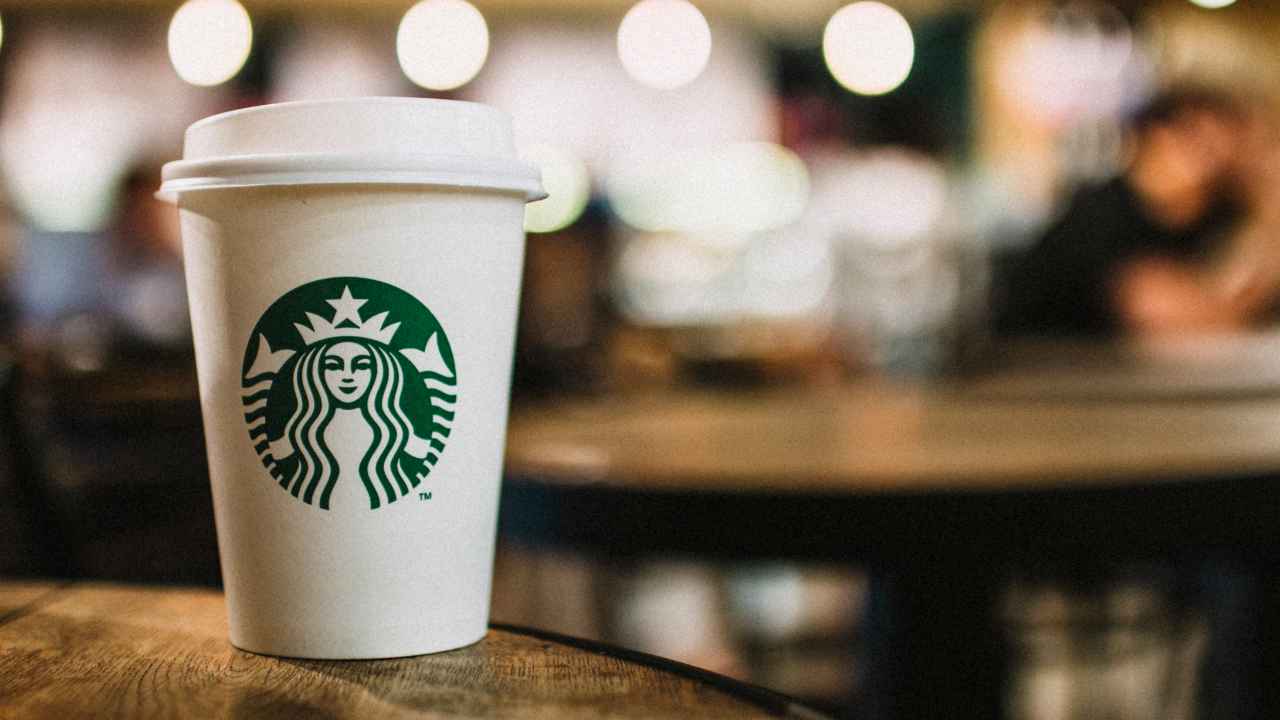 Starbucks abbandona i suoi classici bicchieri, è costretto a farlo 