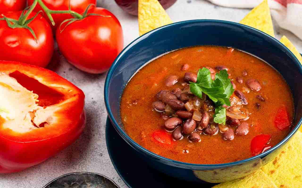 Zuppa di fagioli rossi e peperoni, un piatto ricco di sapori sorprendenti  che ti sbalordirà 