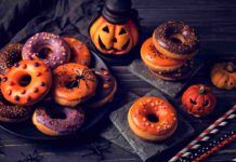 Donuts di Halloween festeggiamo la notte più mostruosa dell'anno, i piccoli, e non solo, li divoreranno in un sol boccone