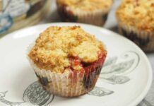 Muffin con banana e mela grattugiata, farciscili con la marmellata per una colazione light ricettasprint.it