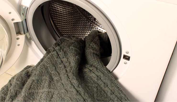 Come lavare i tuoi maglioni di lana in lavatrice (e non farli