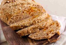 Pane integrale all'avena e miele buono a colazione o da gustare con i formaggi e zuppe, fantastico!