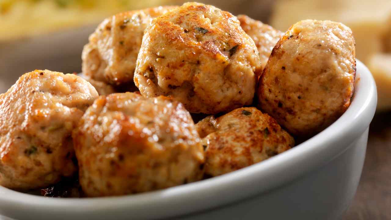 Oggi prepariamo le polpette di tonno, ma non le solite polpette di tonno. Aggiungiamo un ingrediente speciale