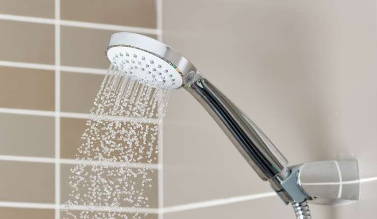 Soluzioni per eliminare il calcare dal soffione della doccia