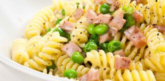 Pasta piselli e prosciutto per pranzo - RicettaSprint