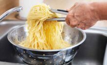 Mai più pasta attaccata sul fondo della pentola durante la cottura, ecco  come