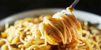 Ho fatto gli spaghetti con le acciughe, aglio e olio di mia zia: mia moglie è impazzita insieme a tutti gli invitati