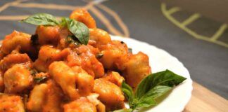 Ho preparato degli gnocchi ripieni con pomodoro fresco e basilico: sono talmente buoni che ti prepari al bis prima ancora di finire il piatto!