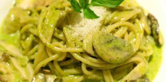 Impossibile non fare il bis nessuno saprà resistere a questi spaghetti al pesto e funghi, cremosi da fare la scarpetta