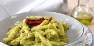 Dovevo fare il pesto su richiesta di mio figlio, ma non avevo il basilico gliel'ho fatto con questi due ingredienti, si è leccato anche il piatto