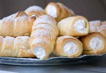 Chi ha detto che non puoi fare un dolce last-minute? Con questi rotoli di pasta sfoglia al cioccolato bianco gli ospiti rimarranno a bocca aperta!