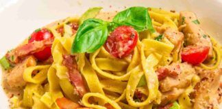 Hai pochi minuti in settimana? Le Fettuccine pollo e pancetta possono risolvere il pranzo in 10 minuti, gusto e cremosità da lasciare senza parole!