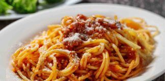 Ho imparato a preparare gli spaghetti al ragù leggero di pollo e ho messo tutti d'accordo, senza sgarri con la mia dieta