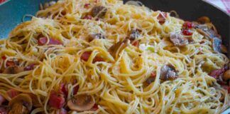 A pranzo faccio una spadellata di spaghetti, funghi e pancetta e devo dire che faccio sempre il botto, ti bastano 4 euro e 10 minuti del tuo tempo