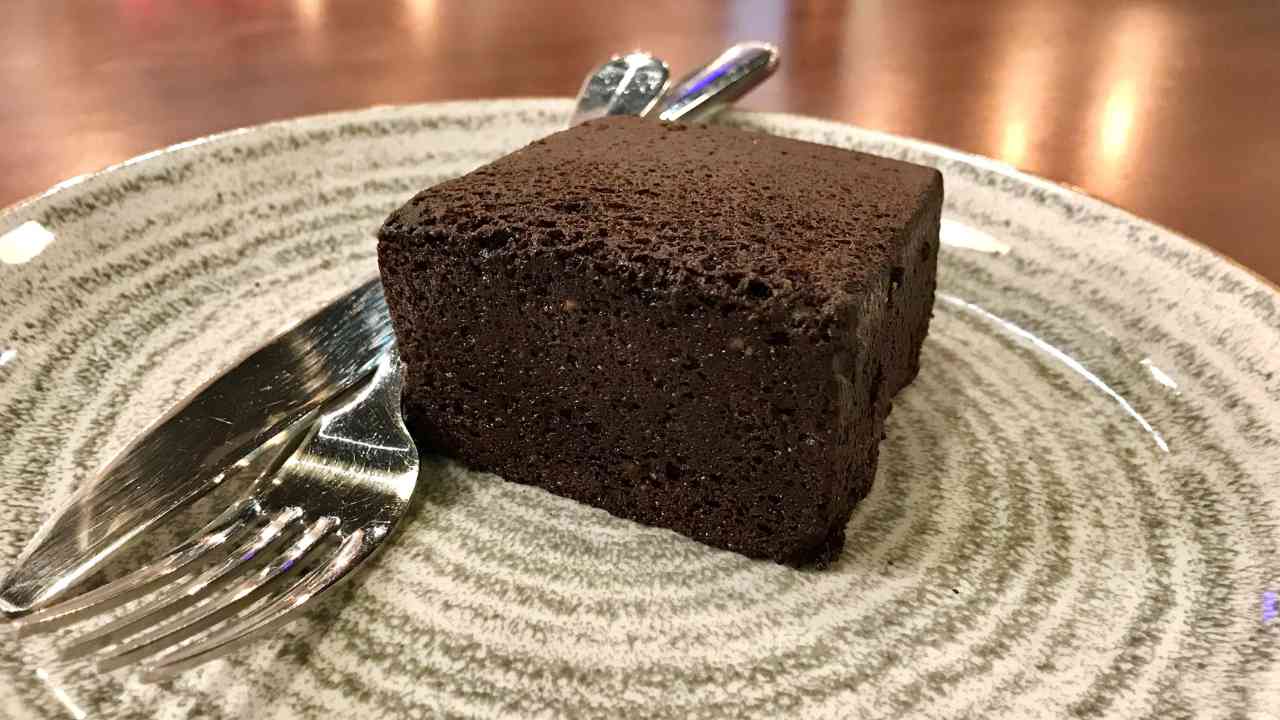 Torta al cioccolato senza farina con solo due ingredienti, la soluzione rapida e senza glutine per un momento di pausa golosissimo