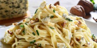 Da quando ho unito della gorgonzola e noci agli spaghetti aglio e olio oramai li faccio sempre così, in 5 minuti preparo un piatto da vero chef