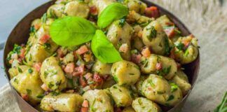 Gnocchi si ma con salsa di zucchine e pancetta croccante, viene fuori un piatto cremoso e saporito, 5 minuti ed è già pronto!