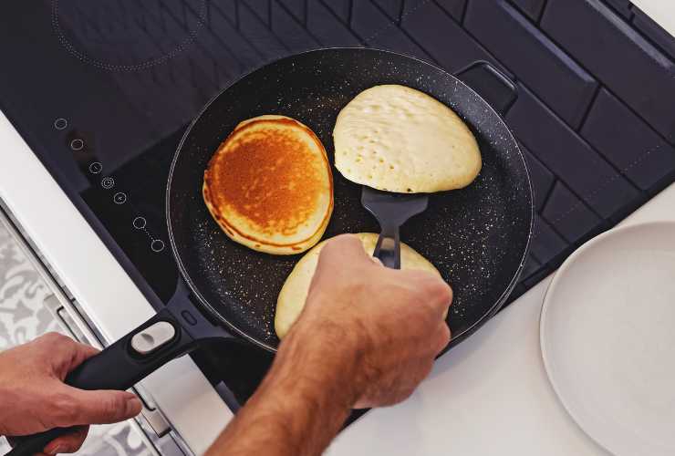 Basta più pancake, ma prova questa variante soffice e morbida, adatta a ogni aperitivo - RicettaSprint