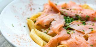 Pasta con straccetti di salmone, la mangio almeno una volta la settimana e non ingrasso di un grammo - RicettaSprint