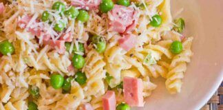 Pasta parmigiano e prosciutto, un classico che non tramonta mai in cucina! Oggi la faccio con la ricetta della nonna - RicettaSprint