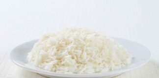 Basta con il riso bollito nella pentola, sei preistorica: cuocilo così non sporchi e non lavi nulla