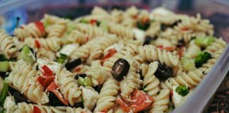 Oggi ti preparo un’insalata di pasta come quelle che anni fa preparava la mia nonna per il pranzo al mare, una ricetta imperdibile - RicettaSprint