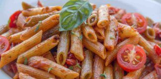 Insalata di pasta light da mangiare anche sotto l’ombrellone, così non sgarri la dieta nemmeno a mare - RicettaSprint