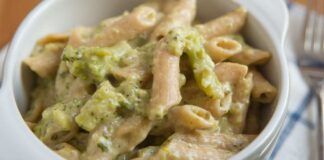 Oggi non vado di solita pasta al pesto per portare a tavola tutti in 10 minuti preparo una variante davvero irresistibile, solo 380 kcal