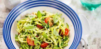 Preparo un piatto da urlo, non uso la pasta e ci metto dentro anche pesto e pomodori solo 180 kcal