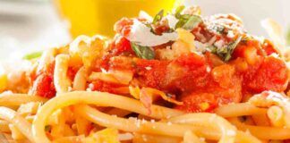 Sgombro e pomodoro aggiungi ai bucatini e in soli 10 minuti servi un piatto da ristorante, con un budget di 5 euro