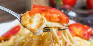 Spaghetti al pomodorino e gamberi ho aggiunto della mozzarella avanzata e ho servito un piatto gourmet hanno litigato per l'ultima forchettata