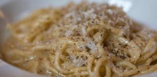 Spaghetti cacio e pepe ormai la faccio così aggiungo questo ingrediente fanno tuti il bis e scarpetta!