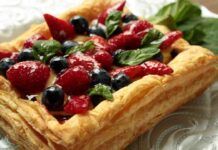 Torta sfogliata alla frutta il dessert super veloce perfetto se hai ospiti improvvisi e non sai come stupirli