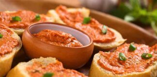 Crema spalmabile fredda al pomodoro: basta questa sul pane e passo da aperitivi a piatti deliziosi tutta l'estate!