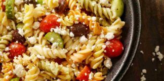 Insalata di pasta alla campagnola: la specialità delle trattorie in estate, facile e deliziosa con gli ingredienti giusti