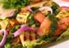 L'insalata estiva che mi fa impazzire è con zucchine e salmone, facile e saporita rende perfetto il pranzo con poco!