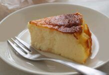 Sembra una cremosa cheesecake, invece è una torta di mele un po' diversa che si fa in 5 minuti, basta assaggiarla per innamorarsene