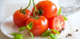 Conservati così i pomodori rimangono freschi più a lungo, se solo l'avessi saputo prima... - RicettaSprint