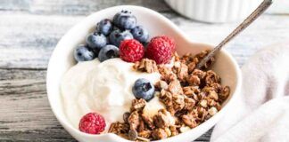 Una soffice crema allo yogurt tanta frutta e i cereali che ti piacciono, per una colazione fresca e buona anzi, esagerata!