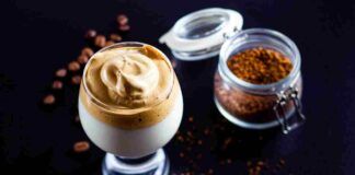 Crema fredda al caffè con l'acqua