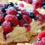 Buona si la crostata alla marmellata ma da quando ho aggiunto la crema quanti complimenti: il tempo di metterla a tavola che è finita!