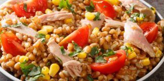 Insalata di farro con tonno e pomodoro ecco il piatto del giorno buono e leggero allo stesso tempo solo 180 Kcal