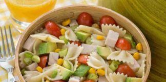 Insalata di pasta con verdure e pesce fresco