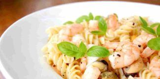 Insalatona di pasta fredda ai frutti di mare,