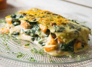 Pensi che fare le lasagne in estate è da pazzi? Se le provi così cambi idea, mescola salmone e spinaci e vedi che ti mangi!