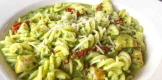 Piatto del giorno pasta al pesto di zucchine e pomodori secchi ho speso 4 euro e ho fatto un figurone